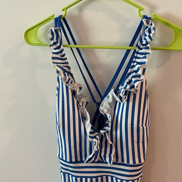 Cupshe Swimsuit - Picture 2 of 6